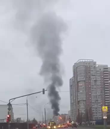 Пожар в Митино угрожает гаражному комплексу и автомобилям