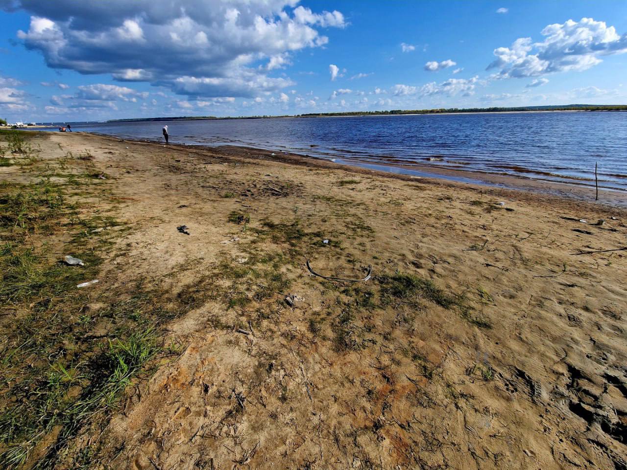 Сургутян приглашают принять участие в очистке берегов водных объектов от мусора Уборка планируется 19 сентября в 14 30 в рамках Всероссийской акции Вода России национального проекта Экологическое благополучие Мероприятие также пройдёт в рамках Всероссийского субботника Зелёная Россия и комплекса мероприятий посвящённых закрытию XXII Международной экологической акция Спасти и сохранить Участие могут принять организации и жители города Заявки принимает МКУ Лесопарковое хозяйство до 15 сентября по телефону 8 3462 95 80 27 и на адреса электронной почты Kirilov RB admsurgut ru Amineva AA admsurgut ru Администрация города