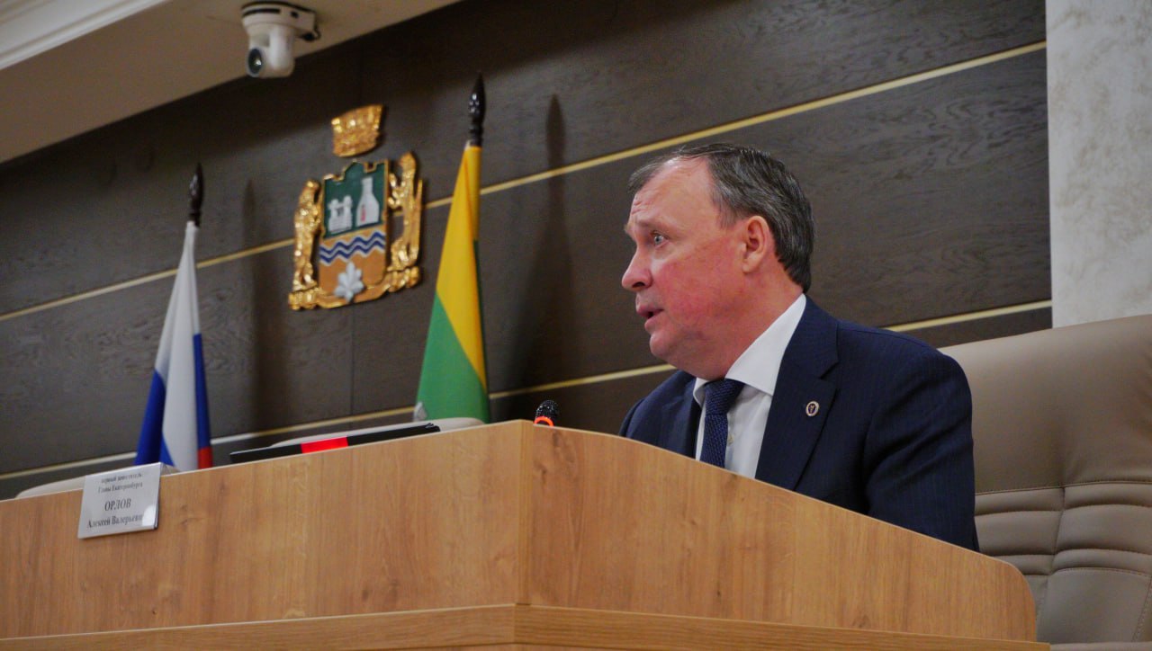 Врио губернатора Денис Паслер назвал своих кандидатов в Совет Федерации. В списке:     действующий сенатор Виктор Шептий;     спикер заксобрания Людмила Бабушкина;     мэр Екатеринбурга Алексей Орлов.  Ранее «Ведомости» со ссылкой на источники писали, что Алексей Орлов будет в тройке претендентов и может уйти в Совфед. Об этом говорили и несколько источников  .RU. При этом один из наших собеседников считает, что исходя из представленной тройки конфигурация останется прежней — Виктор Шептий скорее всего останется на своем месте.  Сам мэр Екатеринбурга напоминал СМИ, что на прошлых губернаторских выборах тоже был в аналогичной тройке.    Новости из Екатеринбурга