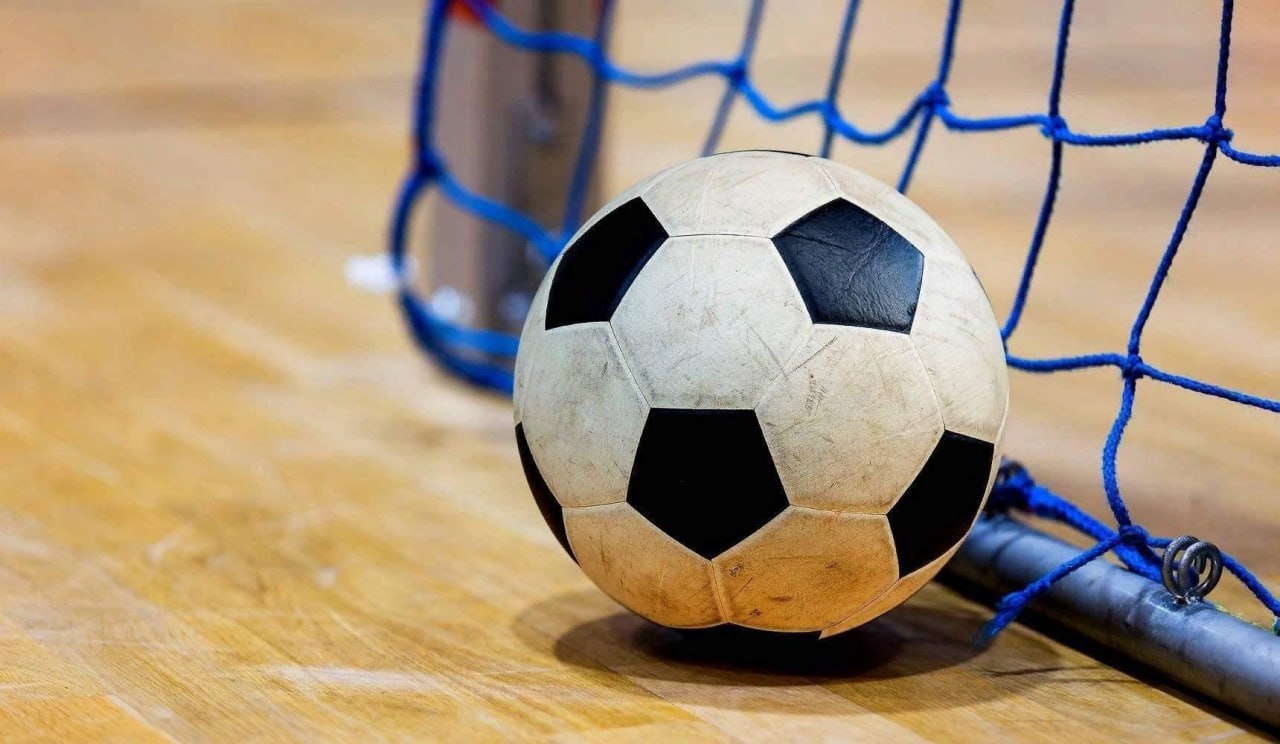 14 15 февраля в спорткомплексе Строитель прошли матчи 10 го тура первенства и чемпионата города Россоши по футзалу Результаты девятого тура первенства СВОбода Техникум 4 4 Родина Д Динамо 9 3 Локо ДЮСШ 2 Александровка 8 6 Метеор Родина М 9 5 Вымпел Начало 2 9 4 Чемпионат Сокол Начало 4 2 Суши Люкс Родина 4 2 Независимо от результатов 11 го тура чемпионом города стала впервые участвующая команда Суши Люкс на втором месте Сокол на третьем Родина В первенстве победитель команда Вымпел ИК 8 на втором месте Родина Д Бронзовый призёр определится в игре между командами Локо ДЮСШ 1 Химик которая состоится 18 февраля в 20 00 Приглашаем всех любителей футбола Игры заключительного 11 го тура состоятся 21 22 февраля в СК Строитель 21 го в 12 00 22 го в 9 30 награждение в 14 30 РоссошанскийРайон новостиспрта футзал