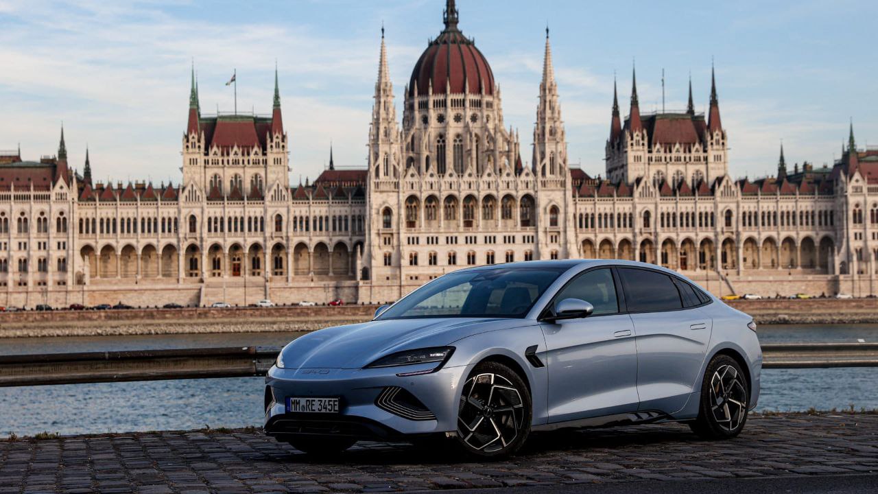 BYD обогнала Tesla по продажам электромобилей в Европе Китайская BYD впервые обогнала американскую Tesla по продажам электромобилей в Европе. По данным исследовательской компании Jato Dynamics, продажи BYD в Европе в апреле 2025 года составили 7231 электромобилей, что на 169% выше, чем годом ранее за аналогичный месяц. При этом продажи Tesla в ЕС сократились на 49%, до 7165 электромобилей. «Разница между месячными продажами двух автомобильных брендов может быть небольшой, но последствия огромны. Это переломный момент для европейского автомобильного рынка», — сказал аналитик Jato Dynamics Фелипе Муньос. Совокупные продажи электромобилей в Европе в апреле увеличились на 28%. У лидера сегмента Volkswagen, продажи выросли на 61%, в том числе продажи ее бренда Skoda более чем в три раза. Прислать новость Наши чаты #evСтатистика