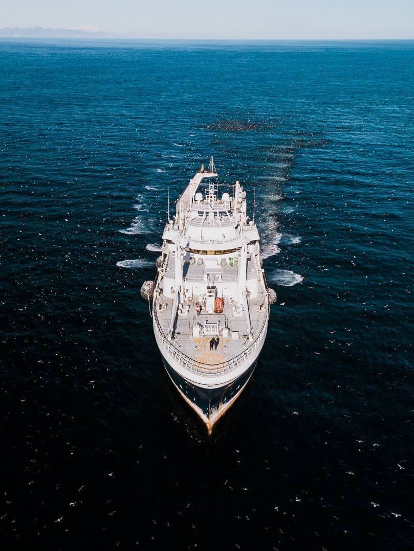 Рыбопромысловые суда завершают переход на отечественные системы связи оборудование работает стабильнее иностранных аналогов Российские рыбопромысловые суда завершают переход на применение судовых земных станций Гонец в качестве технических средств контроля На сегодняшний день Гонцами оснащены более 800 судов По результатам работы станций Гонец на судах рыбопромыслового флота в 2025 году стабильность работы данного оборудования более чем в 2 раза превышает аналогичные показатели иностранного оборудования Инмарсат Использование отечественных систем связи с 1 января 2026 года станет обязательным для промысловых судов с главным двигателем мощностью более 55 киловатт и валовой вместимостью более 80 тонн На сегодняшний день осталось оснастить Гонцами порядка 200 таких судов Судовладельцам необходимо сделать это до конца текущего года для ведения промысла в 2026 году Установкой оборудования Гонец занимаются авторизованные сервисные центры включая подведомственный Росрыболовству Центр системы мониторинга рыболовства и связи ЦСМС С учетом высокой загруженности и необходимости проведения тестирования ТСК которое может занимать до 10 дней ЦСМС просит заблаговременно планировать промысел на 2026 год и установить необходимое для работы оборудование Станции Гонец могут использоваться как в качестве технического средства контроля так и для передачи данных суточных донесений из Электронного рыболовного журнала в Отраслевую систему мониторинга Для этого необходимо установить на борту дополнительную станцию Гонец Использование российской спутниковой системы существенно экономит спутниковый интернет трафик по сравнению с иностранным комплексом Инмарсат За последние 2 года судовые суточные донесения из Электронного рыболовного журнала успешно передавались с помощью отечественных систем связи с судов осуществляющих промысел в акваториях Балтийского Баренцева Каспийского Норвежского Черного Японского морей Северного Ледовитого и Тихого океанов а также научных судов Западного бассейна участвующих в Большой Африканской экспедиции в акваториях Атлантического и Индийского океанов Фото РРПК цифровизация гонец рыбопромысловые суда технические средства контроля   Подписаться на Росрыболовство в MAX