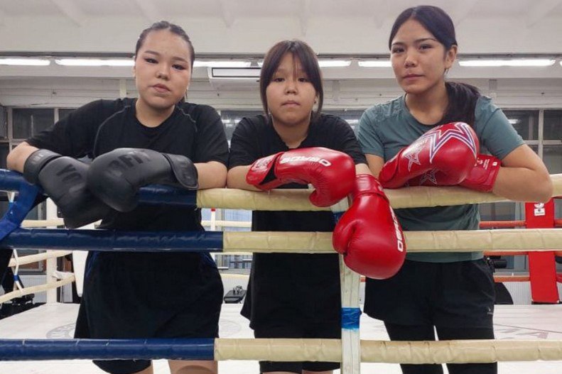 Чукотские спортсменки поборются за победу в Первенстве ДФО по боксу Соревнования пройдут в столице Приморья 9 16 февраля Ожидается что на ринг выйдут более 120 сильнейших спортсменок Дальнего Востока Финалисты получат возможность участвовать в Первенстве России Чукотку представят воспитанницы окружной спортивной школы Регина Етувье Валентина Тегрет и София Кантакай Подготовка спортсменок проходила под руководством мастера спорта и тренера высшей категории Балкожи Байтлеуова   ЧИТАТЬ ПОЛНОСТЬЮ Балкожа Байтлеуов спорт Информагентство Чукотка ПОДПИСАТЬСЯ  ПОДДЕРЖАТЬ ГОЛОСОМ