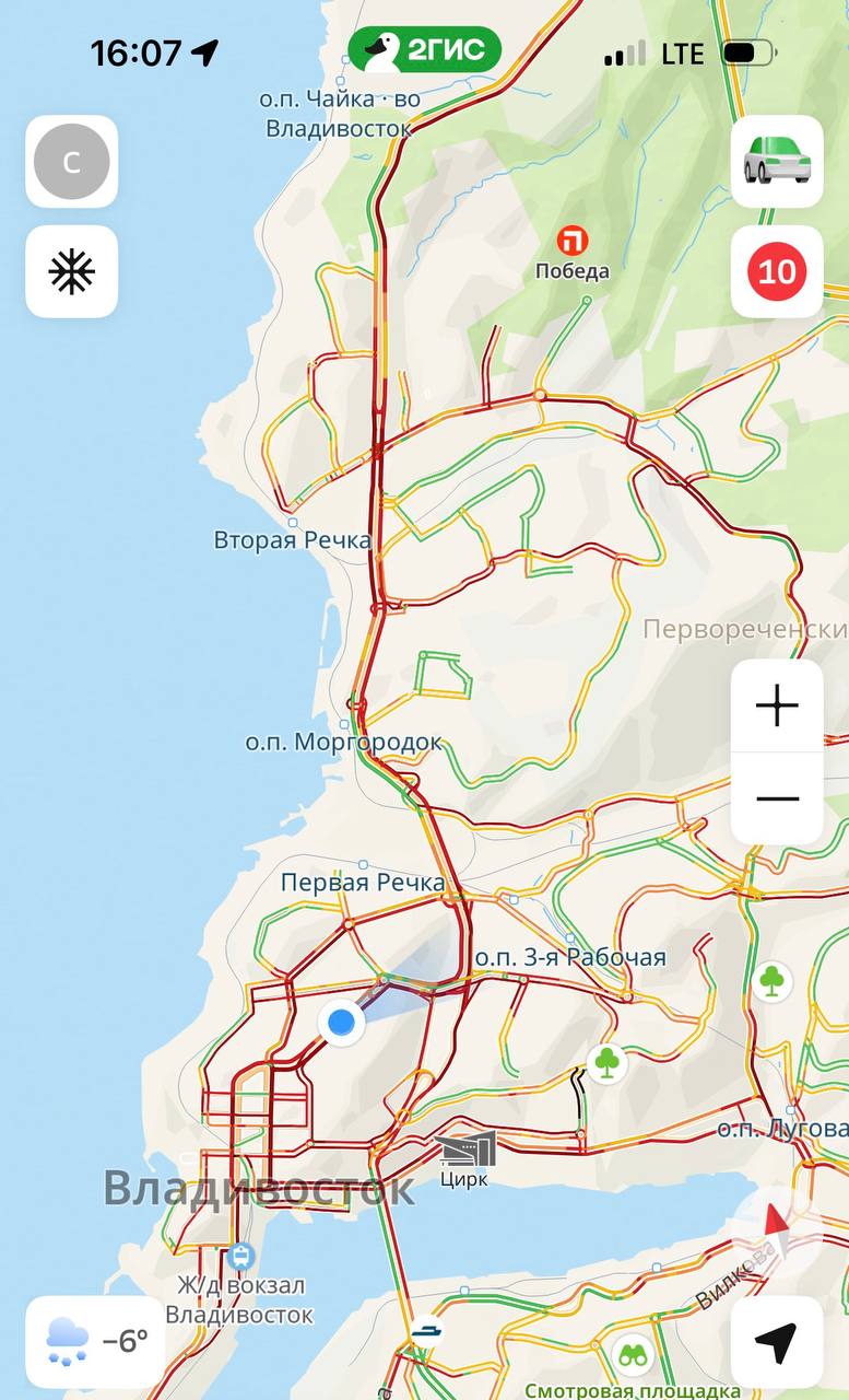 Владивосток встал в 10 бальные пробки В режим желтого мигания на время непогоды переведены светофоры по адресам Перекресток ул Горной и Луговой Перекресток ул Карской и Луговой Перекресток ул Нейбута и Ладыгина Перекресток ул Нейбута и Адмирала Кузнецова Перекресток ул Жигура Аллилуева и Тобольской На пешеходном переходе в районе кольца ул Суханова Уборевича Ул Котельникова 16 остановка Школа милиции Ул Гоголя 39 Перекресток улиц Луцкого и Суханова Перекресток улиц Доскутова и Выселковой Китай город   В режим желтого мигания светофоры переведены для уборки снега и беспрепятственного проезда транспорта на время непогоды Пешеходам будьте предельно внимательны и переходите дорогу только убедившись в безопасности  Водителям соблюдайте дистанцию с учётом тормозного пути вашего авто снизьте скорость и не отвлекайтесь на телефон   Мы в MAX