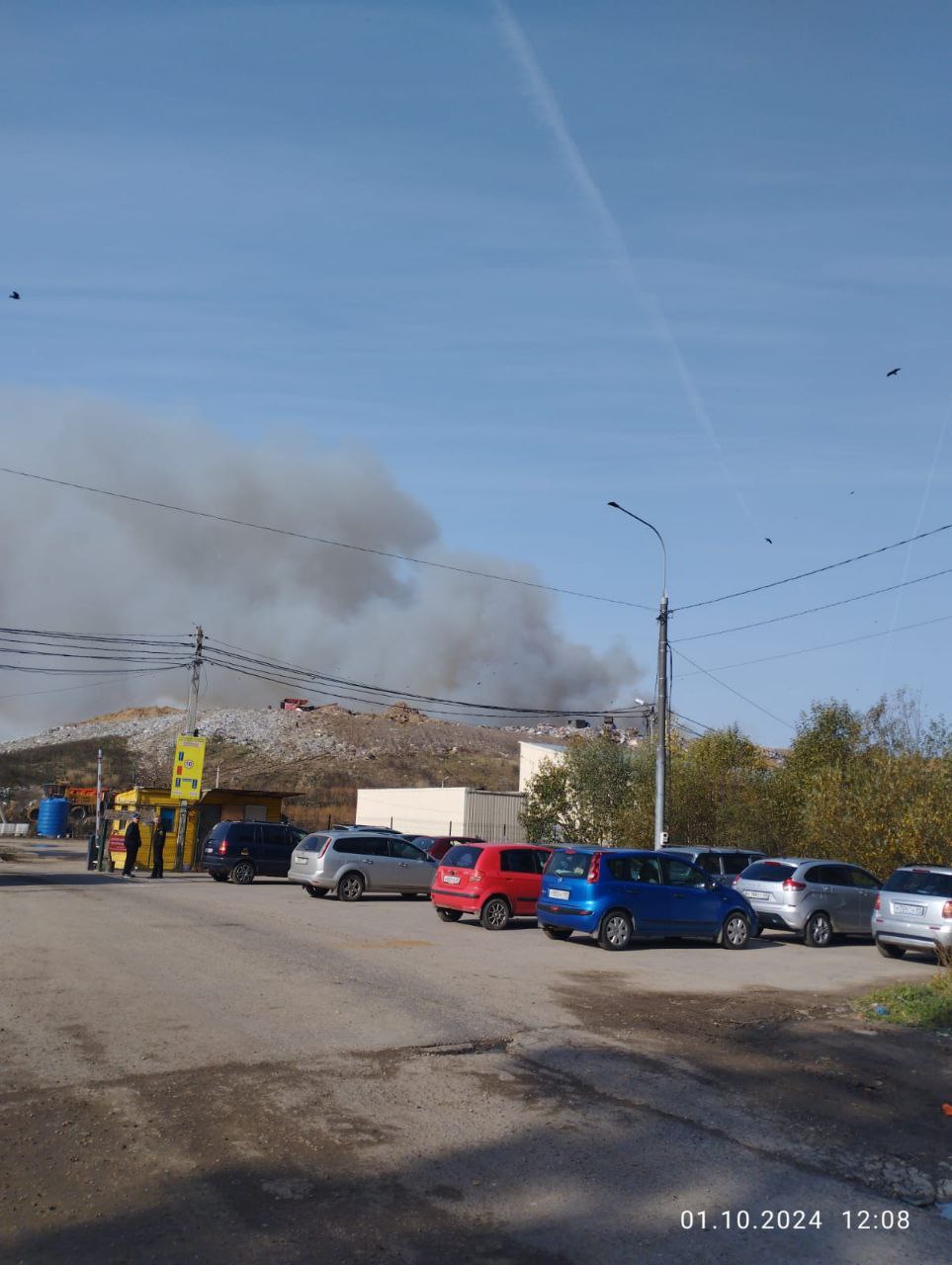 Тверской полигон ТКО превратился в свалку  Тверской полигон твердых коммунальных отходов, который расположен на 21-ом километре Бежецкого шоссе горит с 29 сентября, третий день его не могут потушить.   Соблюдались ли экологические нормы и регламенты на полигоне, в соответствии с которыми каждый слой отходов перекрывают отсекающим слоем в виде песка и грунта? Началась ли на ООО «Полигон» проверка со стороны природоохранной прокуратуры и Росприроднадзора после возгорания? Эти вопросы пока остаются без ответов, а тем временем мусор продолжает полыхать и загрязнять окружающую среду продуктами горения.  Удивляет замалчивание пожара в СМИ и социальных сетях.  Напомним, что ООО «Полигон» принадлежит правительству Тверской области, поэтому и замалчивают.    Подписаться