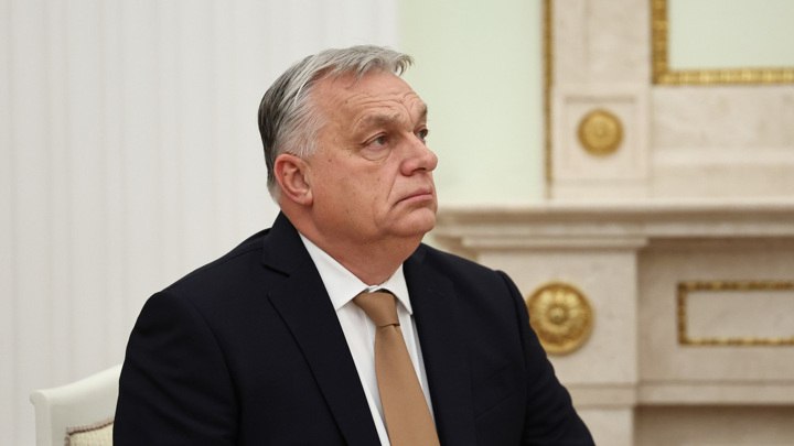 Bloomberg оппозиция Венгрии опасается что Орбан пойдет на президентские выборы В случае поражения своей партии ФИДЕС Венгерский гражданский союз премьер министр Венгрии может пойти на выборы президента страны Об этом пишет Bloomberg со ссылкой на источник знакомый с ситуацией Отмечается что такой вариант развития событий пугает венгерские оппозиционные силы Премьер министр Виктор Орбан изучает способы сохранения своего контроля над Венгрией независимо от результатов выборов которые должны состояться в апреле По данным источника знакомого с ситуацией Орбан подумывает о том чтобы занять пост президента и переписать законы чтобы стать обладателем самого влиятельного поста в стране Потенциальный план Орбана вызвал обеспокоенность среди оппозиции говорится в сообщении Геополитика