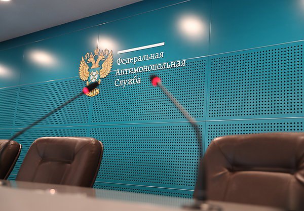 ФАС сформирует экспертный совет по вопросам в сфере авиатранспорта Федеральная антимонопольная служба ФАС работает над формированием экспертного совета для решения вопросов в сфере авиатранспорта в частности он может проработать изменения в правила недискриминационного доступа к услугам субъектов естественных монополий в аэропортах Об этом сообщает Прайм Газета Коммерсант в понедельник сообщила что авиакомпании просят увеличить обязательное количество независимых поставщиков услуг хендлинга бортпитания и заправки а также дать им в определенных ситуациях возможность самостоятельного обслуживания самолетов и пассажиров Как пишет издание перевозчики жалуются что в основном с ними работают аффилированные с аэропортами компании что влияет на цены и качество В аэропортах возражают что независимых игроков на этом рынке найти крайне сложно aviaru net n287149