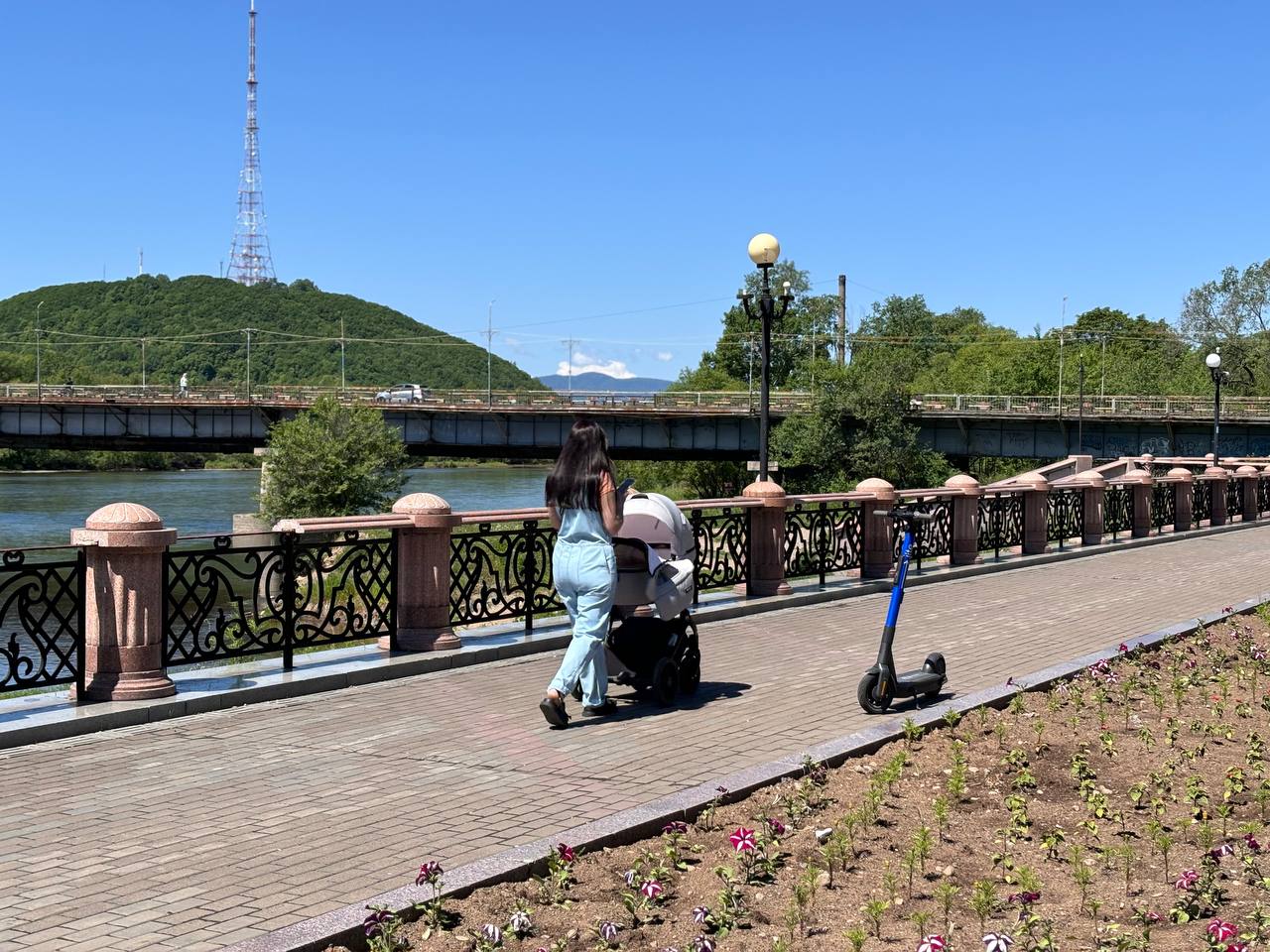 Этим летом начнут обновлять городскую набережную в Биробиджане  Первый этап благоустройства начнется уже этим летом. Специалисты уже провели проектно-изыскательские работы, и сейчас идет этап согласования.  В обновленном общественном пространстве будет установлена детская универсальная площадка, где можно будет не только играть, но и заниматься спортом. Полностью обновят скейтпарк, заменят разрушенные элементы набережной, установят арт-объекты и малые архитектурные формы. Для осуществления торговли будут установлены павильоны.  Проектом также предусмотрен монтаж круглогодичных туалетов.