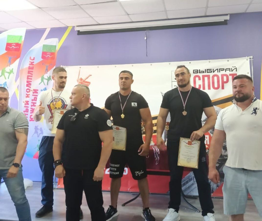 Каховчанин завоевал золото на Кубке Запорожской области по армрестлингу среди мужчин и женщин, посвященном 80-летию Великой Победы В Акимовке прошел Кубок Запорожской области по армрестлингу. Этот турнир, посвященный знаменательной дате – 80-летию Победы в Великой Отечественной войне, собрал лучших рукоборцев Запорожской и Херсонской областей. В соревнованиях принял участие и наш земляк Денис Сергеев из Каховки, который завоевал первое место в возрастной категории мужчин 24 лет и старше в весовой категории до 90 кг. Атмосфера турнира была пронизана духом соперничества и уважения. Участники демонстрировали не только физическую силу, но и тактическое мастерство, выдержку и волю к победе. Поздравляем нашего спортсмена с победой и желаем ему новых достижений в будущем! Сайт Администрации Каховского МО VK ОК