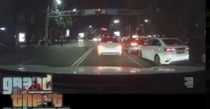 «Переиграл в GTA»: алматинец устроил ночную погоню на Tesla В Алматы произошла опасная погоня, в которой главную роль сыграл водитель электромобиля Tesla Model 3. Как сообщили в Департаменте полиции города, мужчина проигнорировал требование сотрудников дорожной полиции об остановке и попытался скрыться, спровоцировав преследование на улицах ночного мегаполиса. Нарушитель двигался с высокой скоростью, проезжал на красный свет, резко перестраивался и грубо нарушал правила дорожного движения. По словам очевидцев, происходящее напоминало сцены из видеоигры GTA — только с реальными людьми и реальной угрозой жизни. Из-за безрассудных действий водителя под угрозой оказались пешеходы, другие автомобилисты и случайные прохожие. Видеозаписи погони стремительно распространились в социальных сетях и вызвали волну возмущения среди пользователей. По факту инцидента сотрудники местной полицейской службы начали проверку. Личность нарушителя уже установлена. Фото: кадр из видео /CentralMediaNews