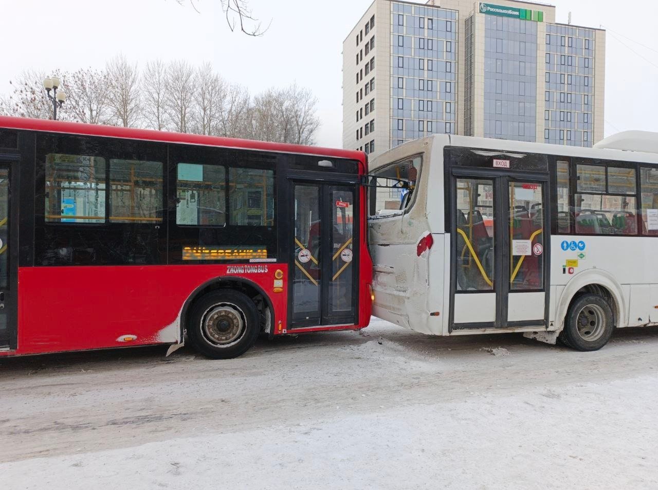 Столкнулись два автобуса  Днём в Хабаровске на остановке "Пассажирское депо" один автобус врезался в другой.    Подписаться   Прислать новость