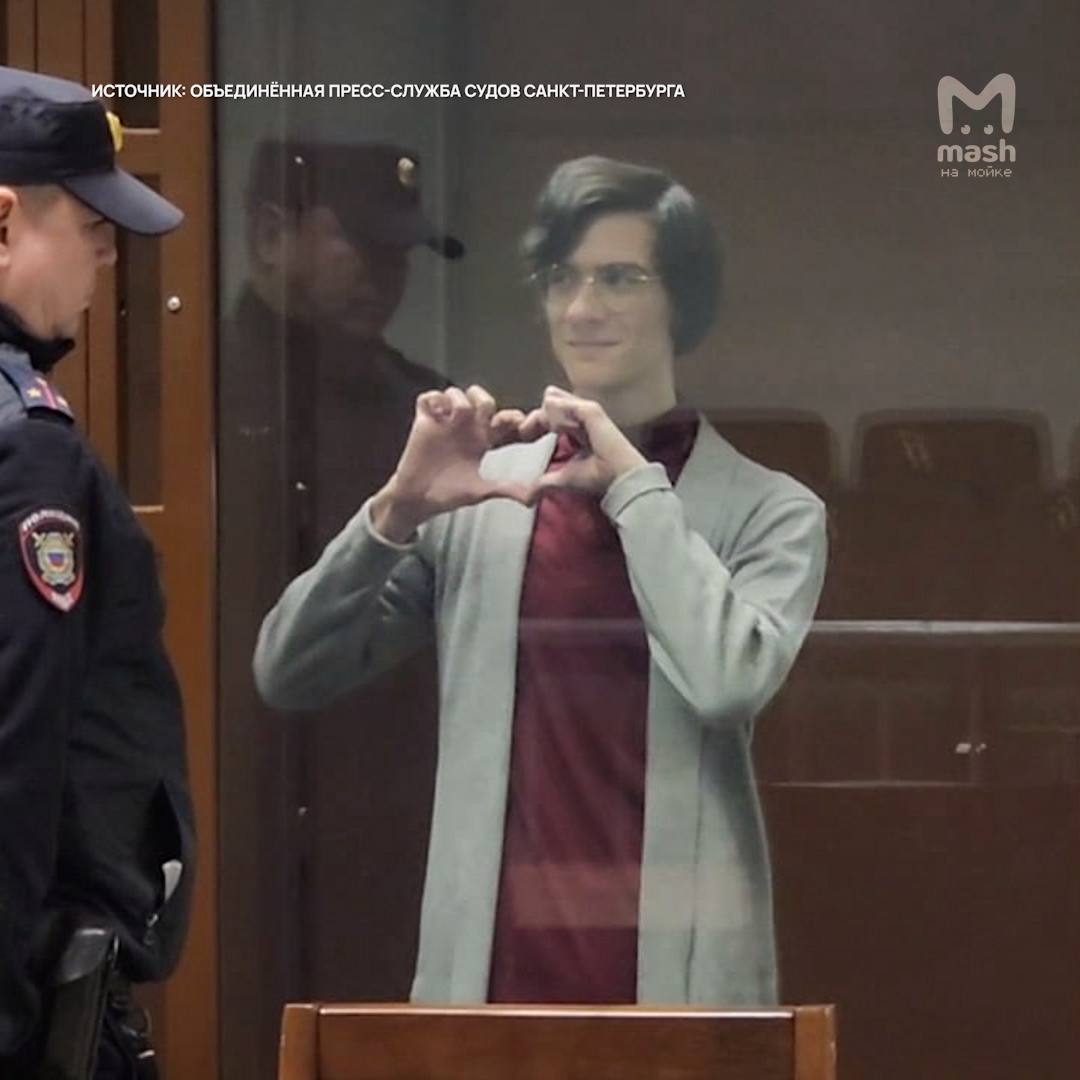 10 лет колонии строгого режима получил квир блогер Александр Синько за убийство политактивиста Виталия Йоффе он получил 131 удар ножом Громкое убийство произошло в сентябре прошлого года в квартире Йоффе на проспекте Науки Приятели вместе выпивали а затем начали скандалить и Синько взялся за нож После убийства он показывал изувеченное тело по видеосвязи своим подписчикам а затем забрал вещи жертвы и уехал в Выборг Впоследствии он рассказал полиции о домогательствах к нему якобы это стало почвой конфликта Но в процессе отказался от своих слов сообщает объединённая пресс служба судов Питера Сегодня в городском суде Александр встретил приговор с улыбкой и показал сердечко Mash на Мойке новости СПб