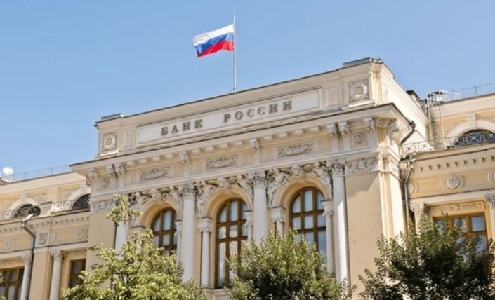 ЦБ хочет ужесточить оценку доходов при расчете показателя долговой нагрузки заемщиков Так регулятор планирует ввести дисконтирующий коэффициент в размере 10 при оценке доходов клиента с помощью упрощенного подхода запретить банкам использовать в качестве документов подтверждающих доход выписки по счетам заемщика открытым в кредитной организации на которые зачисляются другие доходы заемщика обязать банки самостоятельно формировать и выдавать своим клиентам выписку по счету которую можно использовать для подтверждения доходов Данные таких операторов не позволяют достоверно определить источник средств заемщика и учитывать их в ПДН не признавать официальным документом справки о доходах заемщика ИП выданных самому себе Информация о доходах таких клиентах может быть получена из налоговых деклараций и книг учета доходов и расходов запретить применение модельного подхода к зарплатным клиентам банка для дестимулирования учета неофициальных доходов а также применение модельного подхода к определению величины среднемесячного дохода заемщика в отношении которого у банка отсутствует информация для определения существенных факторов модели А если заемщик отказывается предоставлять банку доступ к основной части кредитной истории то размер его ежемесячных выплат по другим кредитам автоматически приравнивается к величине среднемесячного дохода Планируемый срок вступления в силу проекта 1 апреля 2026 года fatcat18