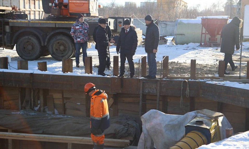 Под Новосибирском появится полигон для канализационных стоков  В посёлке Кудряши выделили участок для хранения осадка городских стоков. Первый полигон планируют запустить уже в конце января 2025 года.  По словам главы Новосибирска Максима Кудрявцева, канализационные отходы будут храниться там до 2030 года. В МУП «Горводоканал» уверены, что это увеличит резервные мощности системы и повысит её надёжность.  Строительство полигона — часть пятилетней программы по развитию водоснабжения и канализации. Проекты прошли Главгосэкспертизу и получили экологическое заключение.  Фото: телеграм-канал Максима Кудрявцева       Прислать новость