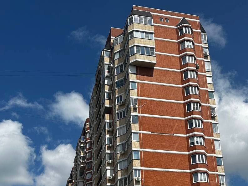Прокуратурой г. Краснодара организована проверка по публикации СМИ о разрушении кровли многоквартирного дома порывами ветра   По размещенным 15 апреля  сведениям о ненадлежащем содержании общедомового имущества в ЖК «Любимый дом» прокуратурой города незамедлительно организован выход на место, которым установлена целостность кровли многоквартирного дома.   В целях обеспечения выполнения ремонта межпанельных швов фасада прокуратурой Прикубанского административного округа г. Краснодара руководителю управляющей многоквартирным домом организации внесено представление.   Результаты надзорных мероприятий поставлены прокуратурой города на контроль.