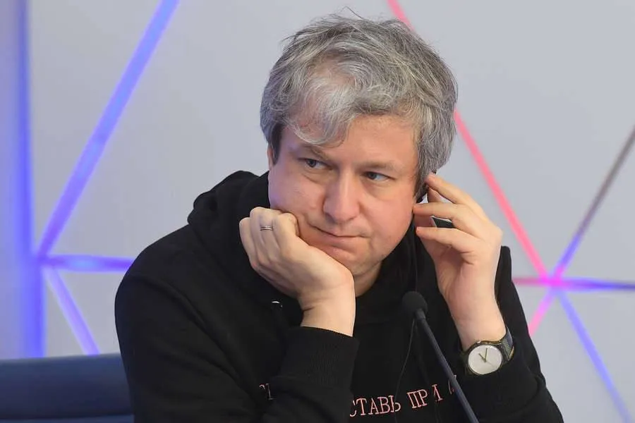 Суд заочно приговорил к году колонии общего режима кинокритика Антона Долина по делу об уклонении от исполнения обязанностей иноагента Кинокритик был дважды привлечен к административной ответственности за нарушение порядка деятельности иностранного агента но продолжил распространять материалы в соцсети без плашки иноагента Долин покинул Россию в марте 2022 года Он проживает в Латвии признан в РФ иноагентом Подписаться на Москва 24 Наши каналы Новости в MAX