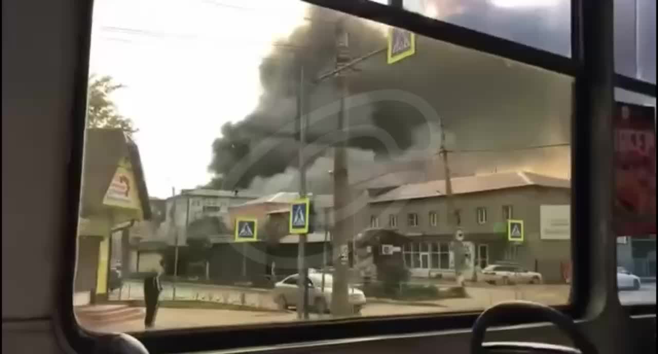 Пожар в производственном цехе Усолья Сибирского: более 30 спасателей на месте