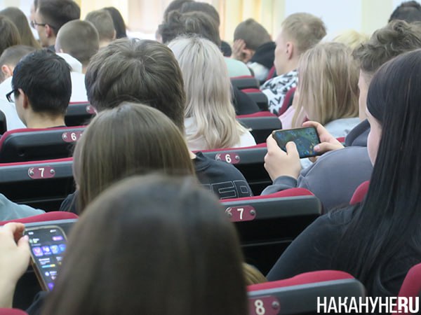 Студенток с детьми предложили переводить на бюджет В Московской области студентов у которых есть дети могут начать переводить на бюджет С идеей выступила уполномоченный по правам ребёнка в Подмосковье Ксения Мишонова во время общественных обсуждений на тему реализации мер демографической политики в Мособлдуме В России 2 5 млн молодых людей учатся на платных факультетах 2 5 млн детей которые одолжили заняли родители кредиты Понимаете если мама родит я предлагаю переводить её на бесплатное обучение Мне кажется это очень правильная мера И это касается и колледжей и институтов сказала Мишонова nakanuneru