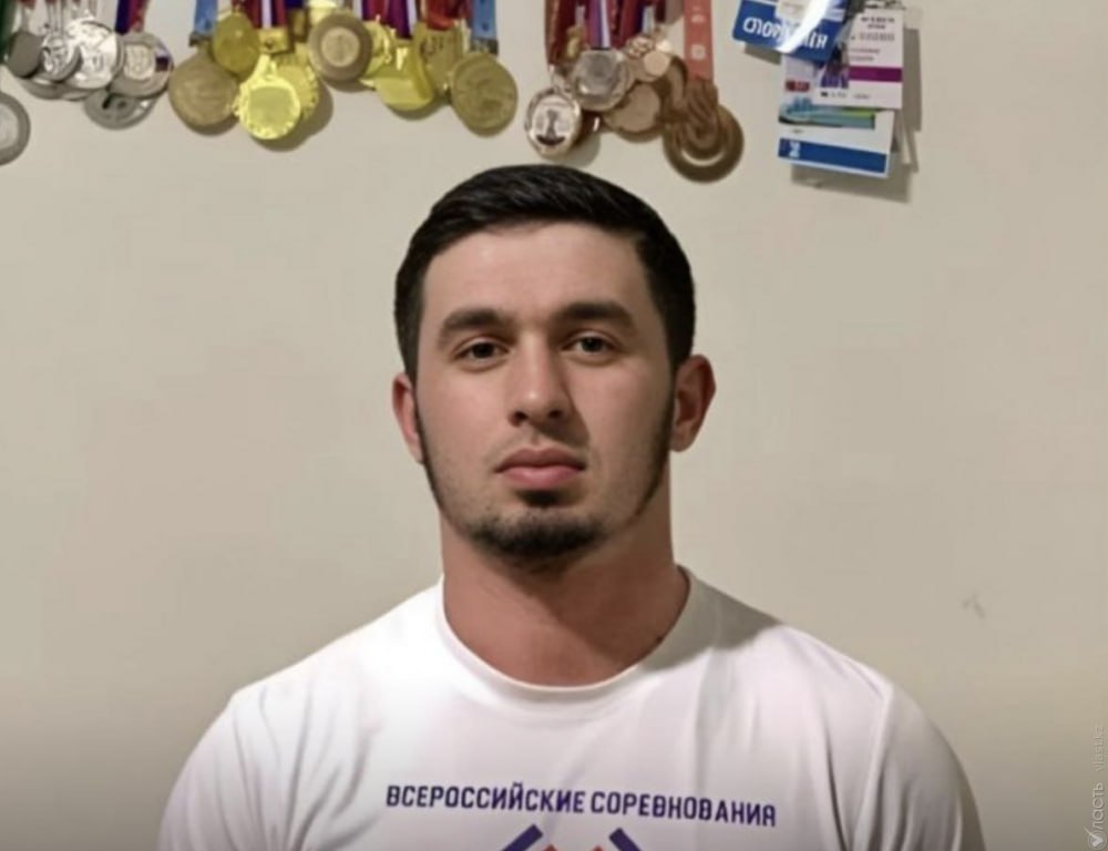 Суд в Алматы арестовал на 40 суток чеченского активиста Мансура Мовлаева. Его адвокат заявил ходатайство о воспроизведении в суде видеозаписи казни чеченских активистов в Чечне, чтобы продемонстрировать реальность угрозы жизни его подзащитного в случае экстрадиции. Защита планирует обратиться с просьбой о предоставлении Мовлаеву убежища. Мовлаев был задержан в Алматы 13 мая, о чём он сообщил знакомым. По словам одного из них, он проживал в городе около полутора лет и критиковал власти Чечни. В 2020 году Мовлаев был осужден в России по обвинению, которое, по утверждению чеченских активистов, было сфабриковано. В 2022 году он вышел на свободу условно-досрочно, но вскоре был похищен в Чечне и удерживался в секретной тюрьме, откуда ему удалось сбежать. После побега он находился в Кыргызстане, но покинул страну в 2023 году из-за угрозы выдворения. Также сообщалось, что в прошлом году в Чечне были похищены его братья, чтобы оказать на него давление.