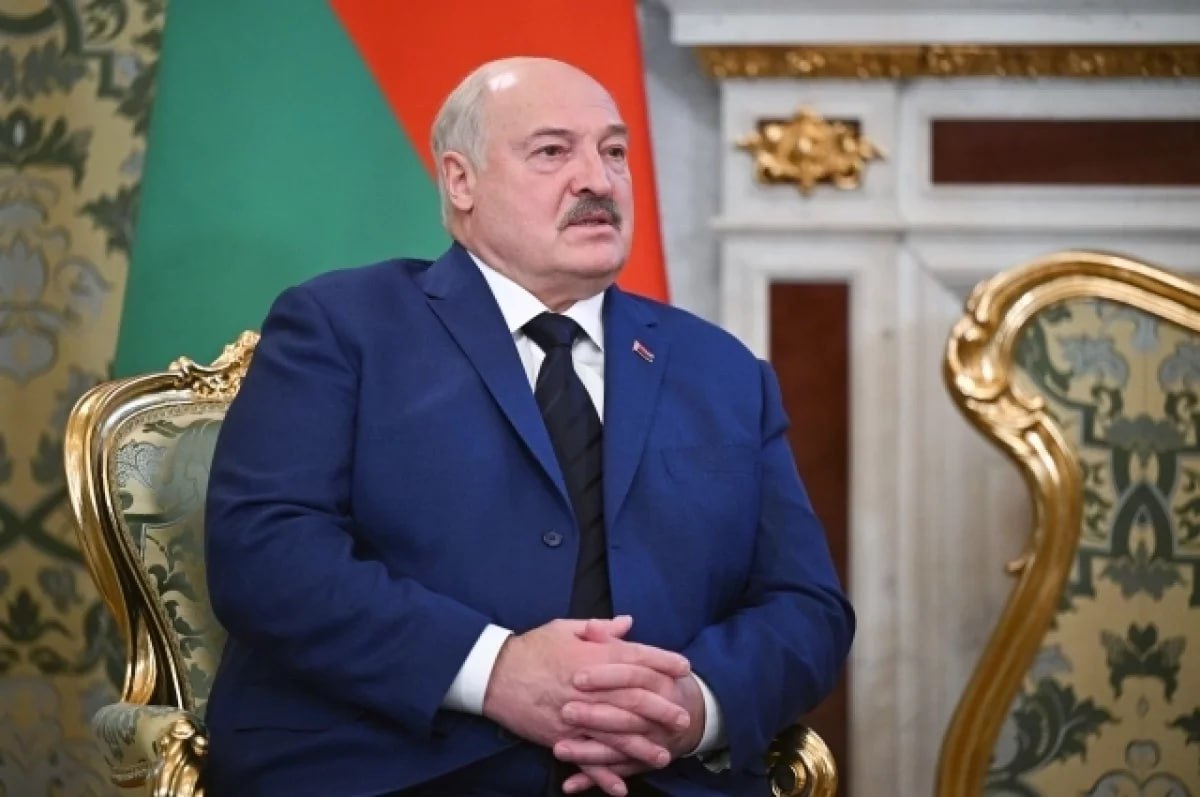 «Худыми точно не будем». Лукашенко посоветовал белорусам не есть слишком много картошки Картофель стоит включать в рацион больше пары раз в неделю, заявил глава Белоруссии во время посещения Волковыска Гродненской области, пишет агентство «Белта». «Если будем употреблять картошку, как пишем в тиктоках, то худыми точно не будем. Можно один раз в неделю, или два максимум. И то, запеченную или в виде пюре», — заявил Лукашенко. Фото: Кристина Кормилицына / РИА Новости