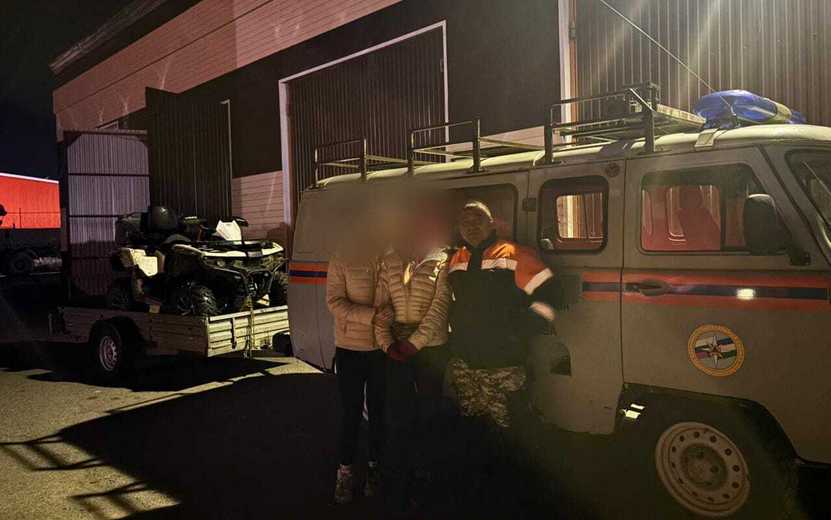 Заблудились в скалах В Белорецком районе Башкортостана спасатели пришли на помощь двум заблудившимся туристкам из столицы Удмуртии Вчера вечером помощь спасателей понадобилась двум подругам из Ижевска которые решили подняться на Айгирские скалы но спуститься обратно у них не получилось девушки сбились с тропы и заблудились в лесу Уже темнело и решив не рисковать подруги позвонили в экстренные службы сообщает Госкомитет РБ по делам ЧС Спасатели объяснили девушкам как отправить геолокацию и предупредили чтобы они оставались на месте Потерявшихся нашли и спустили на квадроцикле Фото Комитет РБ по ЧС izhlife ru Удмуртия Ижевск