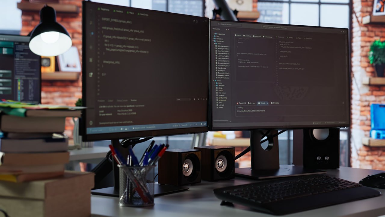 Каждый пятый родитель 22 хочет чтобы ребенок стал программистом Онлайн школа Skysmart в ходе опроса выяснила какие профессии родители считают самыми перспективными для детей По данным Авито Работы представления о востребованности IT профессий подтверждаются на практике  На первом месте по популярности у родителей оказались профессии экономиста и менеджера 24  На втором месте профессии связанные с IT 22  На третьем специалисты работающие с людьми психологи учителя и HR менеджеры 20 При этом лишь 9 родителей действительно понимают чем занимается программист потому что сами работают в IT а ещё 37 признаются что не знают что именно делают специалисты однако уверены что работа в этой сфере гарантирует высокую зарплату и востребованность Чтобы попасть в сферу IT важно начинать учиться с детства в 7 8 лет ребёнок уже может освоить основы программирования в Minecraft в 9 11 создавать собственные миры и игры в Roblox Для подростков 12 17 лет доступны более серьезные направления например Python разработка или разработка игр Такой постепенный путь помогает детям понять логику программирования развивает системное мышление и даёт возможность к моменту поступления в вуз уже иметь осознанный интерес и первые практические навыки в IT отмечает Анастасия Екушевская академический директор Skysmart По данным Авито Работы среди IT специальностей наибольший прирост средних предлагаемых зарплат в III квартале 2025 года по сравнению с аналогичным периодом прошлого года зафиксирован у аналитиков тестировщиков и разработчиков  Работодатели предлагают аналитикам в среднем 127 600 руб мес что на 37 выше чем годом ранее  Средняя предлагаемая оплата труда тестировщиков выросла на 12 до 126 243 руб мес  В вакансиях разработчиков также на 12 до 118 354 руб мес Сами соискатели в IT сфере активнее всего откликаются на вакансии аналитиков данных число откликов по таким позициям увеличилось на 144 Интерес родителей к IT вполне объясним это сфера где стартовые позиции предполагают выше среднего уровень дохода и выбор направлений для развития При этом не обязательно быть программистом востребованы аналитики тестировщики дизайнеры интерфейсов специалисты по искусственному интеллекту Мы видим что интерес к этим профессиям растёт не только у работодателей но и у соискателей особенно среди молодых специалистов Это подтверждает что IT по прежнему остаётся одной из самых устойчивых и перспективных отраслей на рынке труд отмечает Роман Губанов директор по развитию Авито Работы Авито входит в топ 3 лучших российских IT работодателей по версии РБК 2024 В компании отмечают что сейчас все чаще родители задумываются о том как помочь ребенку выбрать профессию Чем раньше начинается знакомство с рынком труда тем осознаннее потом выбор Экскурсии в офисы компаний профориентационные программы и стажировки дают возможность увидеть как устроены разные профессии изнутри и понять что действительно откликается Авито последовательно развивает это направление и выстраивает партнерства с учебными заведениями чтобы знакомить студентов с современными профессиями и возможностями в компании говорит Татьяна Семина руководитель направления по работе с молодежью в Авито Новости АвитоРабота