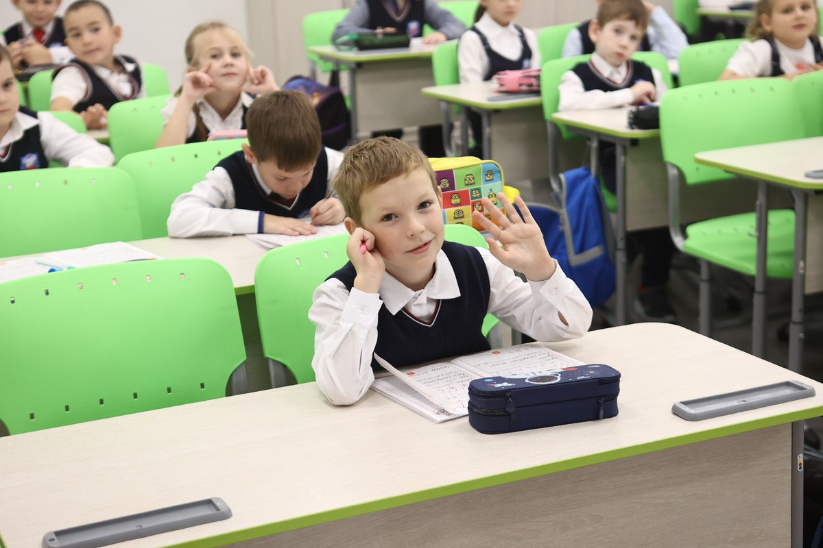 Воспитательно образовательный комплекс построят на Есенина к 2032 году Застройщик осваивающий территории в Дзержинском районе построит учебное учреждение на пустыре рядом с домом 3 1 на улице Есенина Предложение о КРТ согласовала мэрия Новосибирска Сдать объект планируют до 30 декабря 2031 года Комплекс будет рассчитан на 110 дошкольных и 300 общеобразовательных мест К новому ЖК проложат дороги и инженерные коммуникации Также компания инвестирует в возведение второй школы в микрорайоне Европейский берег Мэр Максим Кудрявцев отметил что сейчас по соглашению с муниципалитетом реализуют 32 договора о КРТ общей площадью около 120 га Благодаря таким инициативам горожане получают современные жилые кварталы школы детские сады скверы и дороги Подписаться на канал