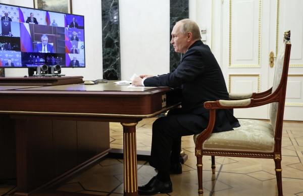 Путин назвал важным сохранить темпы модернизации дорожной инфраструктуры Такую задачу глава государства поставил на совещании с членами кабинета министра Автотранспорт занимает у нас первое место по объёмам перевозки грузов и его доля растёт Этому в частности способствует высокий темп обновления дорожной инфраструктуры набранной в последние годы подчеркнул президент Он добавил что от дорог зависят не только перевозки но и рост автомобильного туризма По словам Владимира Путина этот вид отдыха в России становится всё более популярным в том числе за счёт развития таких скоростных трасс как М 4 М 12 и М 11 Подпишись на Говорит Москва