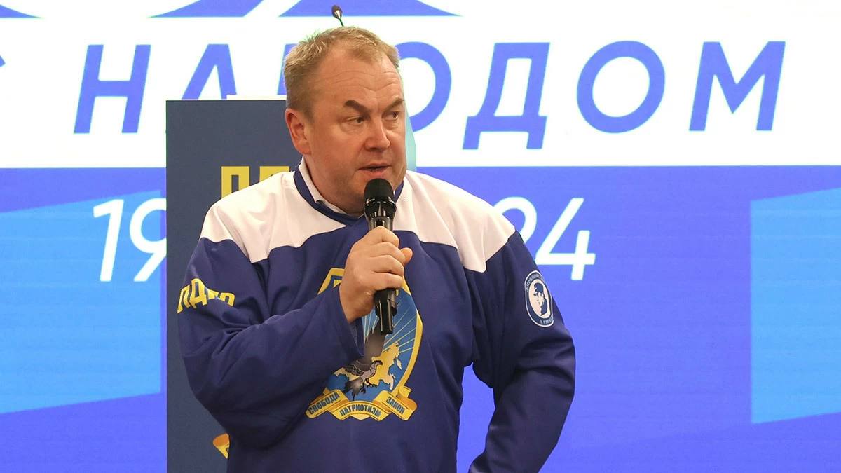 Первый заместитель руководителя фракции ЛДПР в Госдуме Станислав Наумов намерен баллотироваться в новый созыв в 2026 г от Единой России ЕР Об этом он сообщил Ведомостям В текущий созыв в 2021 г политик был избран в составе федерального списка партии под 13 м номером С большой долей вероятности буду принимать участие в праймериз ЕР по одному из одномандатных округов в Челябинской области сказал Наумов По словам депутата в IX созыве ему важно быть вовлеченным в проект 100 летия Магнитогорска отмечается в 2029 г оргкомитет которого возглавляет первый вице премьер России Денис Мантуров Около трети кандидатов из общефедеральной части списка 2021 года может смениться ЛДПР ЕР ЕДГ2026