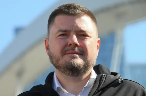 Новым президентом Федерации кёрлинга России избран Алексей Крапивин Он сменил на этом посту Дмитрия Свищёва который возглавлял организацию с 2010 года В марте Свищёв был избран на пост главы Ассоциации лыжных видов спорта России Ранее эту должность занимала президент Федерации лыжных гонок РФ Елена Вяльбе Подписаться на Говорит Москва Telegram VK МАКС