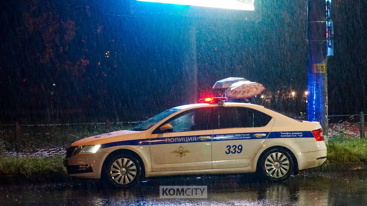 Водителя сбившего пешехода на Орехова разыскивают в Комсомольске Сотрудники комсомольской Госавтоинспекции устанавливают личность водителя который в субботу 6 сентября около 22 часов сбил человека на Дзёмгах По предварительным данным неустановленная машина совершила наезд на 46 летнюю женщину которая переходила проезжую часть перекрестка Орехова Ленинградской по диагонали со стороны дома 53 в сторону дома 54 В нарушение ПДД водитель с места происшествия скрылся в ГАИ о случившемся не сообщил Пострадавшая получила травмы руки и головы Очевидцев ДТП с имеющейся информацией а также видеозаписями просят обратиться в Госавтоинспекцию Вокзальная 14 52 44 88 Конфиденциальность гарантируется А если вам важно сохранить анонимность или вы просто не хотите полицейских формальностей можете передать информацию через редакцию любым удобным способом
