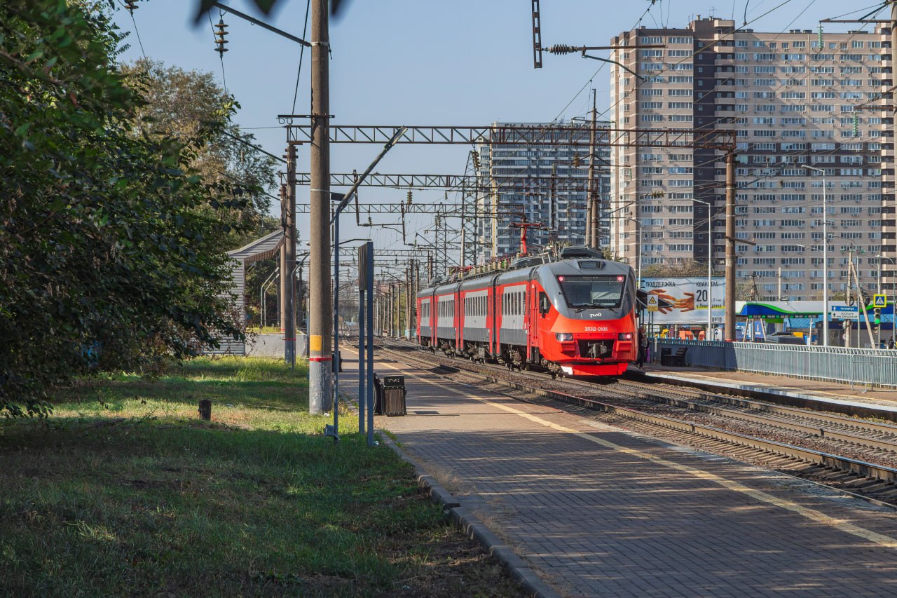 Северная Осетия показала наибольший рост пассажиропотока на пригородных направлениях  Количество пассажиров, воспользовавшихся пригородными поездами, выросло на 18% по сравнению с аналогичным периодом 2023 года, достигнув 79,7 тысячи человек. Об этом сообщает пресс-служба РЖД.   Лидером по перевозкам в пригородном сообщении на СКЖД стал Краснодарский край, где за этот период пригородные поезда выбрали 18,3 млн человек  +16% .   На втором месте — Ростовская область  7,4 млн пассажиров, +7% .   На третьем — Ставропольский край  4,9 млн пассажиров, +4% .