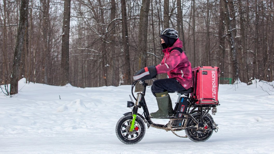 Власти начнут контролировать курьеров по всей России Чтобы стать доставщиком нужно будет войти в специальный реестр и получить разрешение пройти медосмотр и тесты на знание ПДД Изменения могут вступить в силу с 1 сентября 2027 года UFA RB Подписаться Прислать новость