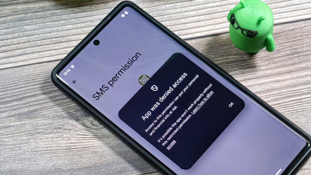 Google меняет правила для Android разработчиков и это может ударить по независимым магазинам приложений Новые правила обяжут всех разработчиков подтверждать личность госдокументами и передавать компании ключи подписи Это превращает Google в единственный центр аутентификации приложений даже тех что распространяются за пределами Google Play Для открытых площадок вроде F Droid или российских альтернатив вроде RuStore такой сценарий почти фатален они не смогут управлять ключами подписи или вынуждать авторов софта регистрироваться у Google Формально компания прикрывается заботой о безопасности Но противники инициативы напоминают что Play Protect уже встроен в Android а сам Google Play не раз пропускал вредоносные приложения По их мнению речь идёт не о защите пользователей а о зачистке конкурентов F Droid уже обратился к регуляторам в США и Европе с требованием проверить инициативу на монополизацию Первые этапы внедрения новых правил стартуют в сентябре 2026 года