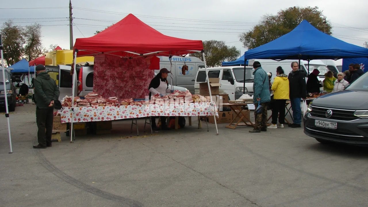 В Крыму накануне Нового года пройдет 108 сельскохозяйственных ярмарок  Накануне новогодних праздников в Крыму пройдет 108 сельскохозяйственных ярмарок, передает КерчьФМ со ссылкой на Телеграм-канал Главы Крыма Сергея Аксенова.  Министерством промышленной политики РК разработаны рекомендуемые цены на социально значимые продовольственные товары на 10%-15% ниже рыночных и доведены до каждого муниципального образования.   В случае нарушения ценовой политики крымчане могут позвонить на горячую линию: +7 978 000-08-55... подробнее