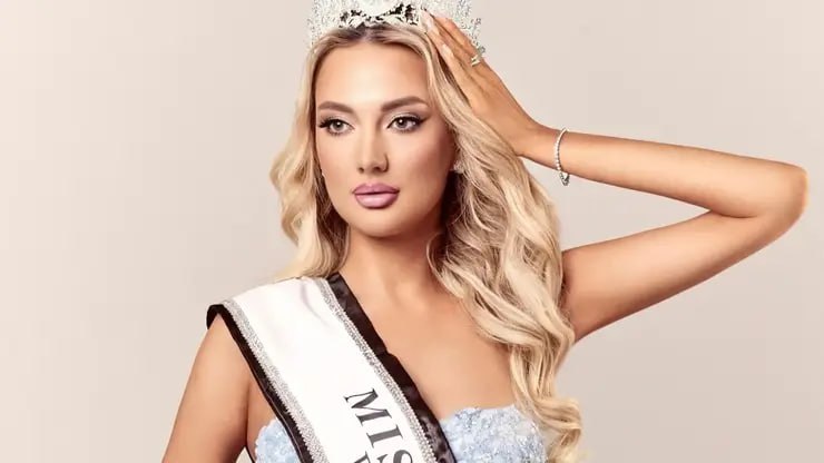 Жительница Омска Ксения Гнедина завоевала титул Мисс Европа 2026 В финале за титул боролись 40 конкурсанток из разных стран Одним из ключевых моментов определивших её успех стал показ национального костюма под названием Держава России Его вес составил 9 килограммов а для транспортировки потребовался отдельный чемодан Образ представлял собой двухчастное белоснежное платье в пол с ручной вышивкой на которой были изображены Кремль Большой театр и другие символы России а подол был выполнен в цветах национального флага Фото Ксения Гнедина VK   Подписаться на sibnovosti ru предложить новость