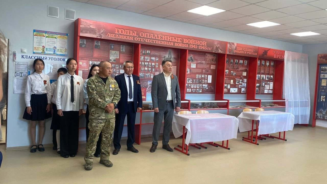 Сегодня в Элисте, в средней школе № 10, состоялось торжественное открытие "Парты Героя" и музейной экспозиции, посвящённой участникам СВО. Торжественное открытие двух "Парт Героя" посвящено участнику СВО Андрею Чемшинову и ветерану ВОВ, заслуженному учителю РСФСР Дмитрию Хахулину. В церемонии приняли участие родственники Андрея Чемшинова и Дмитрия Хахулина, а также представители администрации города Элисты и регионального центра военно-спортивной подготовки молодёжи "Воин". В школьном музее была представлена новая экспозиция "Герои нашего времени – Время выбрало нас", посвящённая участникам СВО, выпускникам школы № 10. На стендах размещены материалы о Станиславе Шитляеве, Эрдни Бадмаеве, Данзане Адудове, Константине Бадугинове, Иване Жукове, а также об Андрее Чемшинове. Фото: Школа №10 им.В.А. Бембетова Быть в курсе Прислать новость