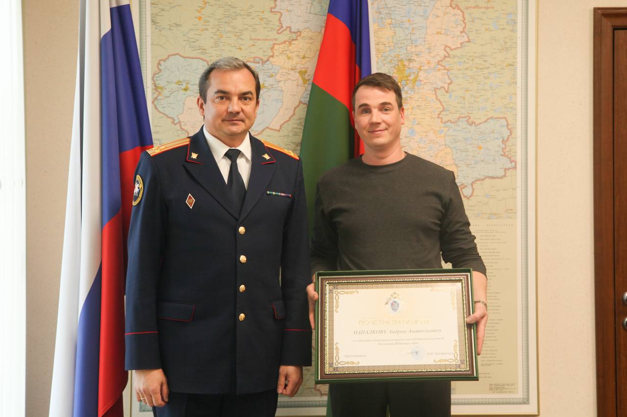 Мужчину спасшего ребенка после нападения рецидивиста наградили почетной грамотой В апреле Андрей Напалков спас 11 летнего мальчика Возвращаясь домой с работы он услышал из кустов детское помогите Мужчина не смог остаться в стороне и был с ребенком до приезда скорой Подписаться Прислать новость Подпишись на МАХ