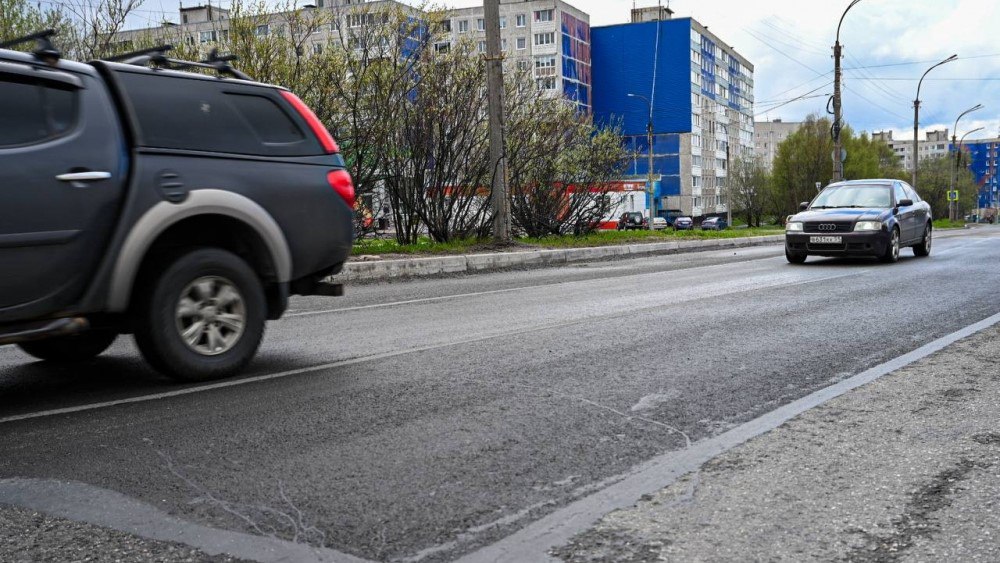 В Мурманске подрядчики за свой счет починили 41 участок дорог  Гарантийный ремонт провели на Шабалина, Невского, Планерной, Полярном круге, на Кольском проспекте, Нижне-Ростинском шоссе и в других местах. В ближайшее время начнутся работы на улицах Софьи Перовской и Книповича.  Фото: администрация Мурманска    Подпишись — Вести Мурман