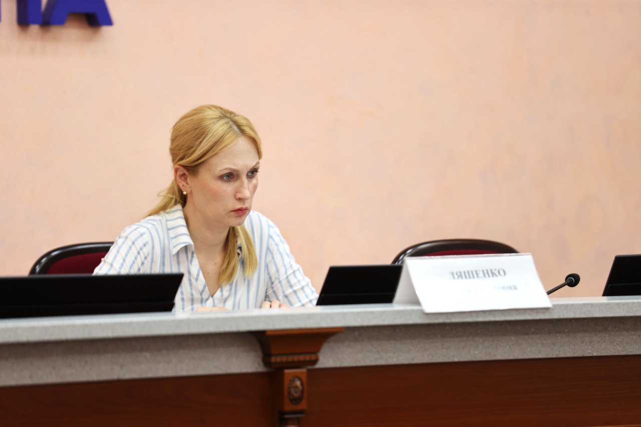 В Анапе ликвидировано ещё 120 очагов произрастания амброзии Межведомственное совещание с представителями коммунальных служб, городских предприятий, управляющих компаний, начальниками управлений мэрии и главами сельских округов провела вице-мэр Олеся Ляшенко. В городе-курорте организована комплексная и системная работа по борьбе с опасным сорняком – весь муниципалитет распределен за ответственными лицами, которые регулярно проводят обследование доверенных участков. Также сформирован план еженедельных объездов города и сельских округов специальной комиссией, в которую входят представители министерства сельского хозяйства и перерабатывающей промышленности региона, инспекторы Россельхознадзора и специалисты управления агропромышленного комплекса мэрии. При обнаружении очагов карантинных сорняков они оперативно устраняются собственниками территории. Олеся Ляшенко отметила, что особое внимание городским службам и ведомствам необходимо уделить социальным объектам - паркам, скверам, спортивным площадкам, школам, детским садам, расположенным на закрепленных территориях. Напомним, что штрафы для собственников домовладений и земельных участков, допустивших произрастание сорных трав, составляют от 1 до 3 тыс. рублей, для должностных лиц – от 2 до 10 тыс. рублей, для юрлиц – от 15 до 50 тыс. рублей. В этом году на нарушителей уже составлено 40 административных протоколов.