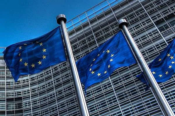 Еврокомиссия призвала страны Евросоюза избегать панических заявлений о дефиците авиатоплива Еврокомиссия ЕК призвала правительства европейских стран воздерживаться от панических заявлений о дефиците авиатоплива чтобы не пугать туристов Об этом сообщает ТАСС Мы должны готовиться к худшему сценарию но при этом не распространять чрезмерно тревожных заявлений которые бы вызвали негативные ожидания или даже панику у пассажиров в преддверии сезона отпусков сказал еврокомиссар по делам транспорта и туризма Апостолос Цицикостас открывая неформальную встречу министров транспорта стран ЕС на Кипре Если наши авиапассажиры или туристы из третьих стран не будут чувствовать достаточной уверенности чтобы бронировать билеты кризис авиаперевозок случится скорее чем мы ожидаем aviaru net n295133 Оставайся в информационном потоке подпишись на наш канал в MAX