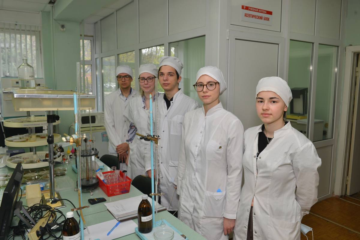 Студентка 5-го курса фармацевтического факультета Ростовского государственного медицинского университета Минздрава России Анастасия Фролова стала финалисткой всероссийской олимпиады «Я – профессионал» Финальный этап, проходивший в формате, максимально приближенном к реальной аккредитации фармацевтических специалистов, состоял из трёх насыщенных станций, каждая из которых проверяла ключевые аспекты профессиональной деятельности. Несмотря на высочайший уровень сложности и конкуренции, участие в таком престижном всероссийском конкурсе стало для Анастасии бесценным опытом, который не только подтвердил её глубокие знания, но и обозначил важный шаг на пути к дальнейшему профессиональному росту в столь ответственной сфере, как фармация. Это достижение ярко свидетельствует о качестве подготовки студентов в РостГМУ и вдохновляет на новые свершения. Подробнее читайте на сайте РостГМУ