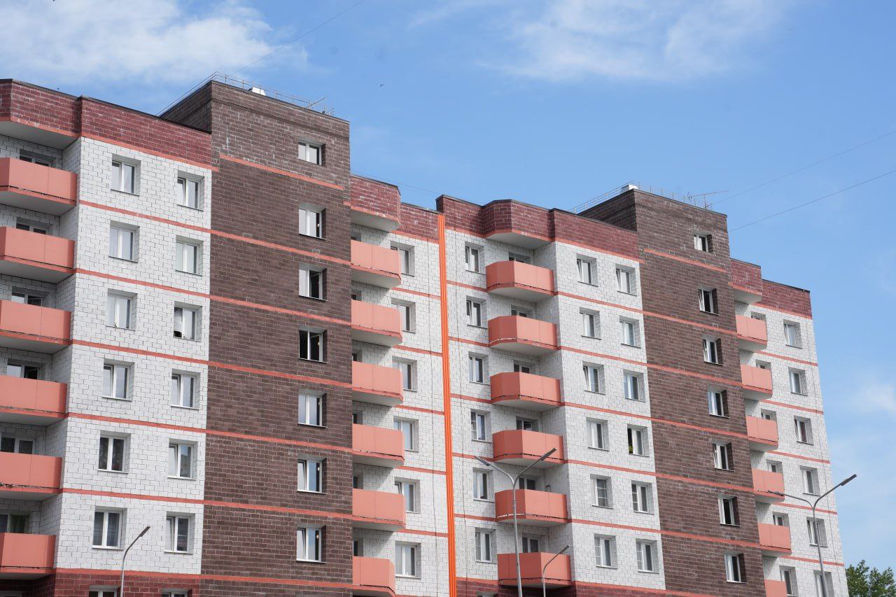 Региональный минстрой утвердил план реализации второго этапа программы по переселению из аварийного жилья признанного таковым после 1 января 2017 года Не так давно рассказывал о первом этапе новой программы Эту работу проводим по нацпроекту Инфраструктура для жизни Напомню в первый этап вошел Иркутск Фонд развития территорий одобрил заявку Иркутской области на сумму 1 064 млрд рублей с учетом софинансирования региона На эти средства до конца 2026 года в областном центре планируется построить и расселить более 12 тыс кв метров аварийного жилья Во втором этапе программы который будет реализовываться в 2026 2027 годах участие примут 14 муниципальных образований Свирск Заларинский Иркутский Качугский Киренский Нижнеилимский Чунский Аларский Бодайбинский Зиминский Казачинско Ленский Мамско Чуйский и Слюдянский районы Сюда же вновь вошел Иркутск На втором этапе расселение будет проводиться путем приобретения жилья на первичном и вторичном рынках а также через выплату денежной компенсации за изымаемое аварийное жилое помещение Таким образом в муниципалитетах в 2026 2027 годах расселят более 46 тысяч квадратных метров где живут почти 3 тысячи человек На эти цели необходимо 6 4 млрд рублей Финансирование второго этапа предусмотрено из федерального областного и местного бюджетов В региональном бюджете средства заложены с федеральными коллегами вопрос предварительно проработан в ближайшее время направим официальную заявку в Фонд развития территорий сказал министр строительства Приангарья Алексей Емелюков Мой канал в МАХ