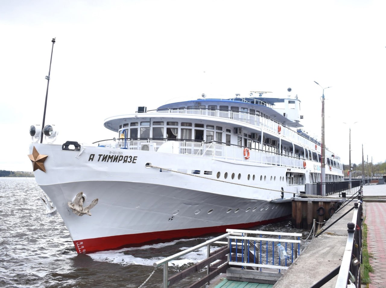 В малых волжских городах Ивановской области побывали более 107 тысяч туристов В этом году в малых волжских городах Ивановской области побывали более 107 тыс туристов прибывших на теплоходах Специально разработанные маршруты позволили гостям не только увидеть достопримечательности но и погрузиться в культурное наследие и традиции региона Кинешма приняла рекордные 218 туристических теплоходов и около 35 тысяч гостей Юрьевец отметивший своё 800 летие принял 114 круизных лайнеров и около 13 5 тыс туристов Гостеприимный Плёс в этом году посетили более 58 8 тыс туристов которые прибыли на 252 теплоходах Всего в навигацию 2025 года в малые волжские города Ивановской области зашло 584 туристических лайнера на четверть больше чем в прошлом году Сайт ivteleradio ru Бот обратной связи в ТГ ivteleradio feedback bot