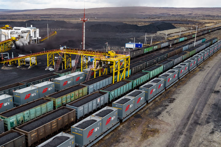 УБЫТКИ УГЛЕДОБЫТЧИКОВ В ХАКАСИИ ПРЕВЫСИЛИ 5 МЛРД Об этом ТАСС сообщили в правительстве региона по итогам совещания по положению в угледобывающей отрасли под председательством вице премьера РФ Александра Новака Угледобывающие предприятия Хакасии находятся в тяжелой ситуации и продолжают наращивать убытки которые по оперативным данным достигли 5 1 млрд рублей На сегодняшний день с начала 2025 года одно предприятие находится в режиме остановки добычи угля некоторые работают на 15 30 от своих мощностей В простое по вине работодателя с оплатой в 2 3 от заработной платы находятся 113 работников угольной промышленности сообщил собеседник агентства За 9 месяцев 2025 го поступления в консолидированный бюджет республики от угледобычи составили 1 338 млрд руб и снизились по сравнению с аналогичным периодом прошлого года на 20 5 а по сравнению с январем сентябрем 2022 года в 7 4 раза Учитывая серьезную зависимость Хакасии от угольной отрасли потеря таких доходов является критической Власти РХ считают что в качестве мер поддержки необходимо ввести понижающие коэффициенты для экспорта угля в восточном южном и северо западном направлениях и скидки в размере 12 8 в рамках тарифного коридора РЖД при экспорте угля в южном и северо западном направлениях В республике сегодня работают 8 угольных предприятий где занято около 5 7 тыс человек и 12 5 тыс в смежных отраслях А с учетом их семей от угледобывающей отрасли зависят около 50 тыс жителей республики около 10 Фото Разрез Майрыхский