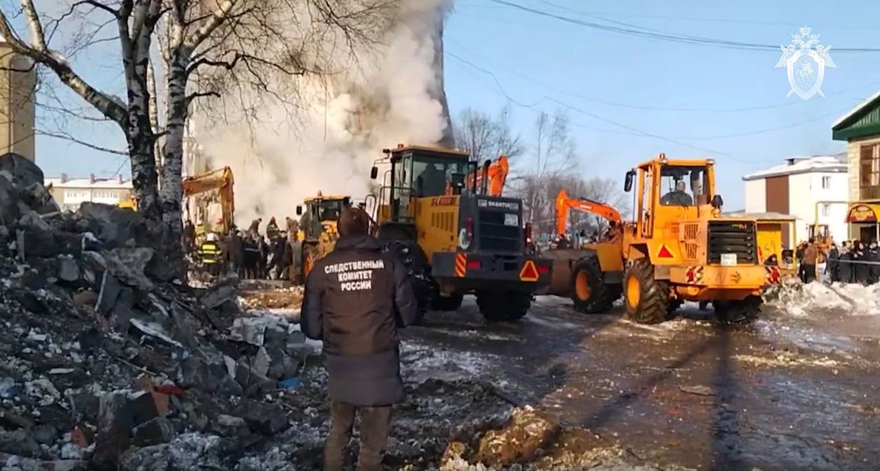 На Сахалине завершили расследование дела о взрыве газа в жилом доме: под суд пойдут два руководителя энергокомпании  В 2022 году в поселке Тымовское взорвался газ, из-за чего обрушились несущие конструкции в жилом доме. Погибли 10 человек, в том числе четыре ребенка.  По версии следствия, двое руководителей энергетической компании допустили эксплуатацию аварийного газопровода, в результате чего произошла утечка газа. Сорок квартир были разрушены, ущерб составил более 200 млн рублей.  Руководители компании, они же — должностные лица обслуживающей организации, обвиняются в причинении смерти и тяжкого вреда здоровью по неосторожности вследствие ненадлежащего исполнения своих профессиональных обязанностей, а также уничтожении и повреждении чужого имущества в крупном размере, совершенные путем неосторожного обращения с иным источником повышенной опасности.    ДВ-Обозрение   Прислать новость