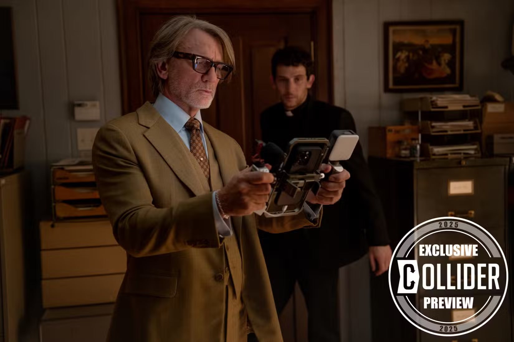 Дэниэл Крэйг на новом кадре Достать ножи Проснись мертвец Райана Джонсона По сюжету Бенуа Блан прибывает в городок Чимни Рок чтобы расследовать убийство преподобного Джефферсона Уикса которое по всем законам логики кажется невозможным Всю известную информацию о продолжении мы собрали в материале Вместе с Дэниэлом Крейгом сыграли Джош Бролин Джереми Реннер Кейли Спейни Джош О Коннор Гленн Клоуз Мила Кунис Достать ножи Проснись мертвец выйдет 12 декабря на Netflix Кинопоиск Новости