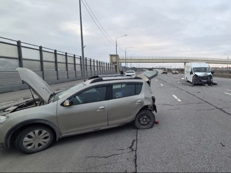 В Волжском женщина попала в больницу после ДТП с грузовиком В Волжском женщина пострадала в ДТП с грузовиком Об происшествии сообщили в региональном управлении МВД Авария случилась днем 18 февраля на улице Донецкой Водитель Рено Сандеро остановил машину возле дома 32 Мимо двигался малотоннажный грузовик Газель Некст 57 летний мужчина за рулем фургона потерял управление машина врезалась в легковой автомобиль сзади От удара пассажирка Рено получила травмы Ее доставили в больницу Подробнее на Волжский ру www volzsky ru index php wx 16 wx2 83007 ВолжскийРу волжский vlz
