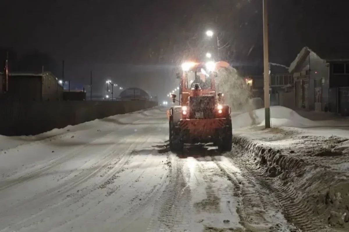 Те кто долго ждал зиму могут радоваться Пензу засыпало снегом так что сложно откопать Если бы не порывистый ветер можно было бы весь день лепить снеговиков А пока коммунальщики продолжают неравную борьбу с последствиями бури На улицах более 100 единиц техники и 110 сотрудников Пензавтодора В работу включились управляющие компании ТСЖ и ЖСК Они организовали выход порядка 140 спецмашин и свыше 400 дворников В частном секторе работают тракторы выделенные районными администрациями