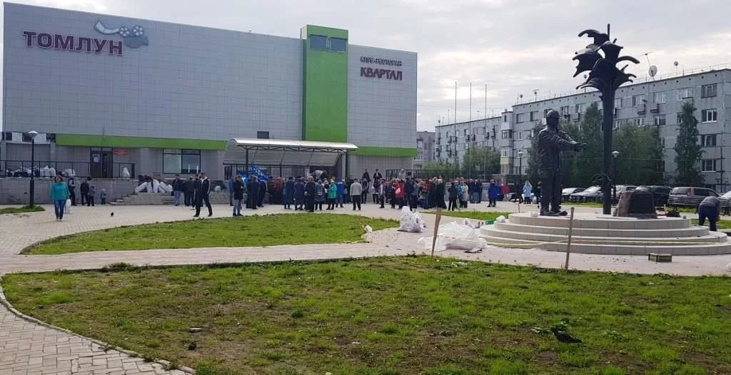 В Усинске завершают реставрацию единственного кинотеатра. Внутренняя отделка "Томлун" находится на финальной стадии. Почти готовы стены, полностью проложена проводка, идёт монтаж потолка и укладка новой плитки. В порядок приводят и внешний облик здания. Ремонтные работы должны завершиться к сентябрю этого года. В проект вложили 35 миллионов рублей. Напомним, что единственный кинотеатр в Усинске был закрыт с 2024 года из-за финансовых проблем. В январе этого года, при поддержке Лукойла, стартовали работы по его переоснащению и ремонту, после которых кино на большом экране вернется в жизнь усинцев.